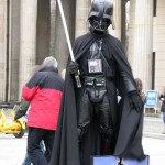 Komische Gestalten vor dem Brandenburger Tor