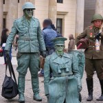 Komische Gestalten vor dem Brandenburger Tor