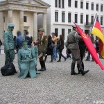 Komische Gestalten vor dem Brandenburger Tor